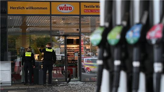 In Papenburg wurde am frühen Morgen ein Geldautomat im Kassenraum einer Tankstelle gesprengt - zwei Tatverdächtige sind bereits in Polizeigewahrsam.