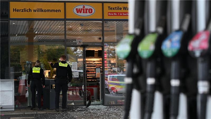 Festnahmen nach Geldautomatensprengung in Papenburg In Papenburg wurde am frühen Morgen ein Geldautomat im Kassenraum einer Tankstelle gesprengt - zwei Tatverdächtige sind bereits in Polizeigewahrsam.