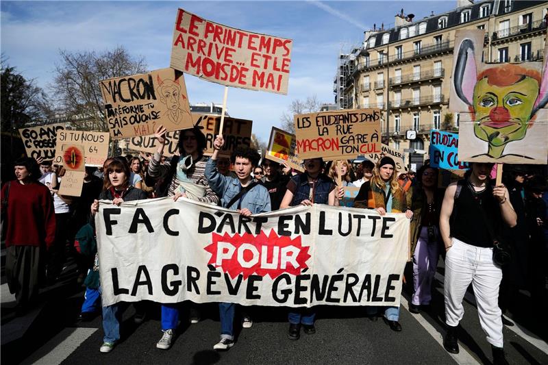 In Paris gibt es auch am Abstimmungstag Protest gegen die Rentenreform.