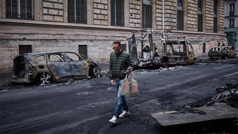 In Paris und anderen Städten hinterließen Randalierer eine Spur der Verwüstung.