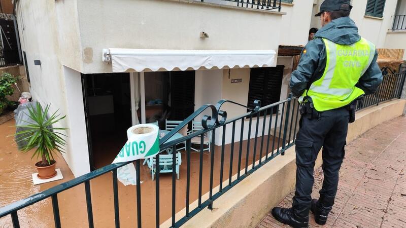 In Port de Sóller musste die Polizei zehn Menschen aus ihrem Zuhause retten, weil das Wasser schon knietief in der Wohnung stand und sich die Tür nicht mehr öffnen ließ.