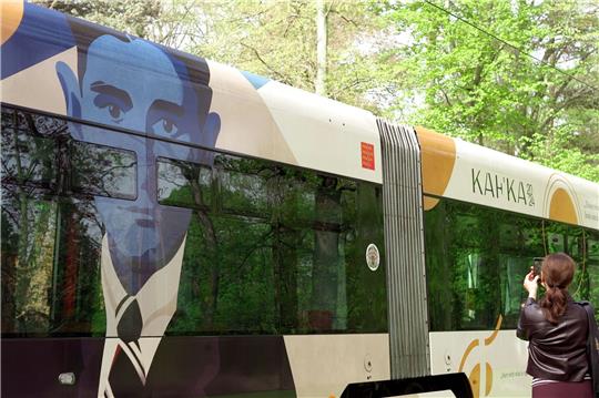 In Prag erinnert diese neugestaltete Straßenbahn an den deutschsprachigen Schriftsteller Franz Kafka.