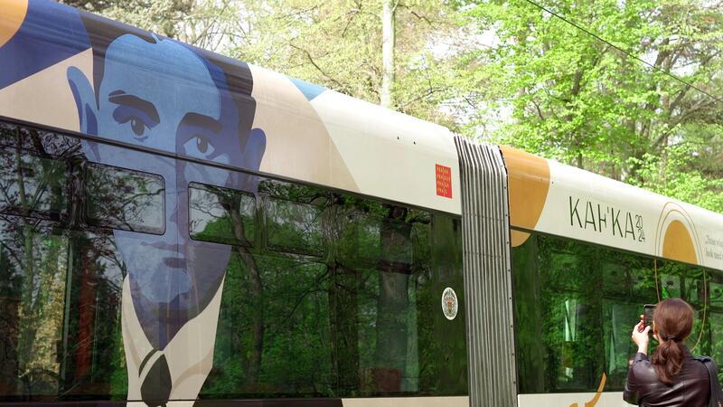 Franz Kafka erlebt eine Renaissance In Prag erinnert diese neugestaltete Straßenbahn an den deutschsprachigen Schriftsteller Franz Kafka.