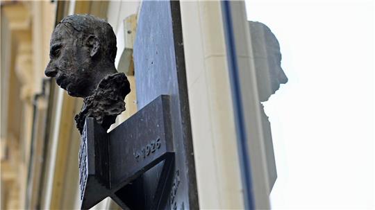 In Prag erinnert eine Büste an den Schriftsteller Rainer Maria Rilke (1875-1926). Hier besuchte er die Volksschule.