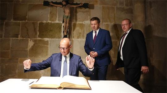In Quedlinburg trägt Merz sich ins Goldene Buch der Stadt ein.