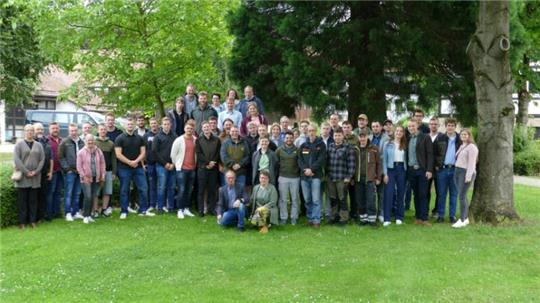 In Rahmen der Freisprechung wird auch ein Gruppenfoto mit den Absolventen und Ausbildern gemacht.