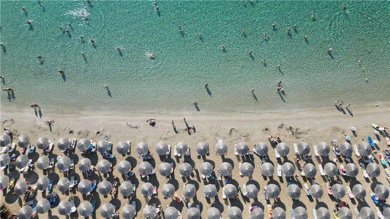 In Reih und Glied: Menschen genießen das Meer am Avlaki-Strand etwa 42 Kilometer östlich von Athen.