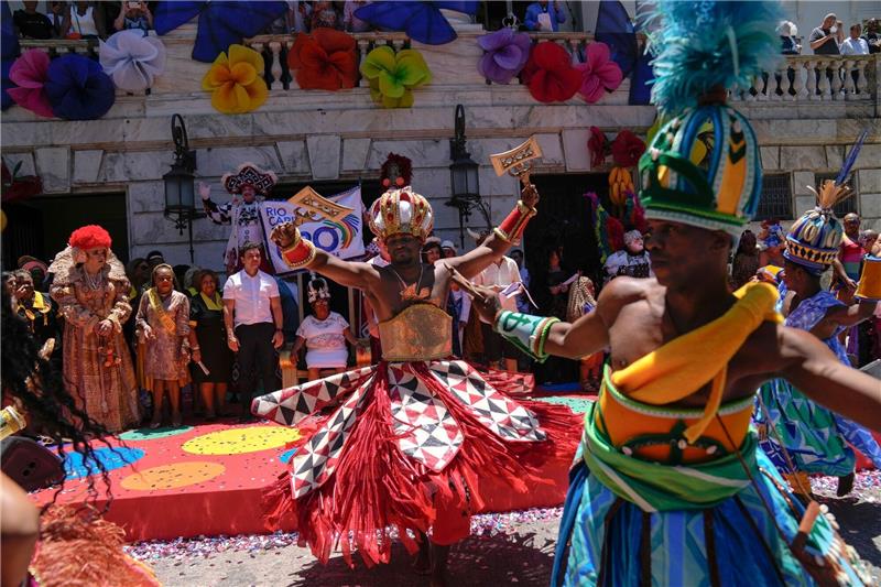 Karneval in Rio de Janeiro beginnt In Rio de Janeiro sorgen dutzende Karnevalsgruppen für gute Stimmung in der Stadt.
