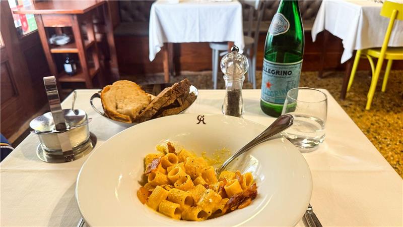 In Rom isst man die Carbonara am liebsten mit kurzen Nudeln.