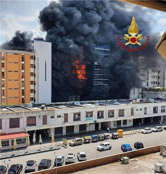 In Rom ist in einem mehrstöckigem Wohngebäude ein großes Feuer ausgebrochen.
