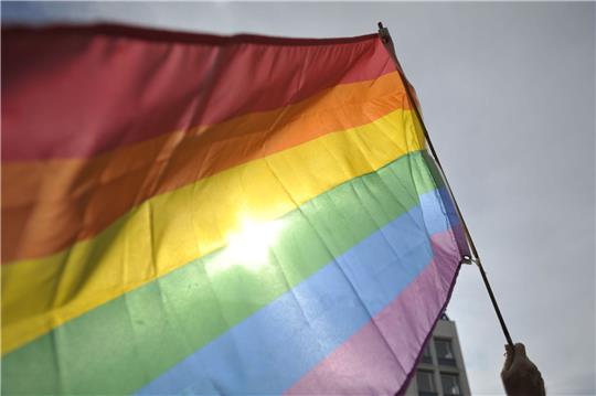 In Russland wurde eine Frau zu einer mehrtägigen Haft verurteilt, nachdem sie in der Öffentlichkeit mit Regenbogen-Ohrringen gesehen wurde.