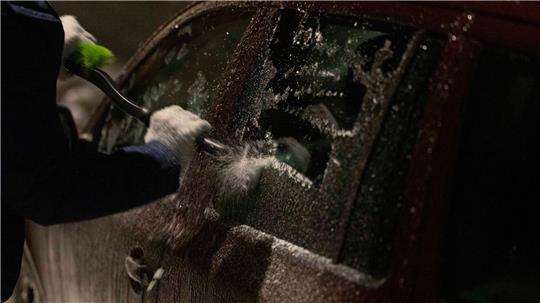 In Sachsen waren die Autos am Dienstag vereist.