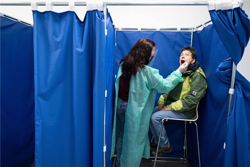 RKI: Die Sieben-Tage-Inzidenz sinkt In Sachsen wird ein Corona-Schnelltest durchgeführt.