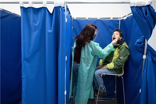 In Sachsen wird ein Corona-Schnelltest durchgeführt.
