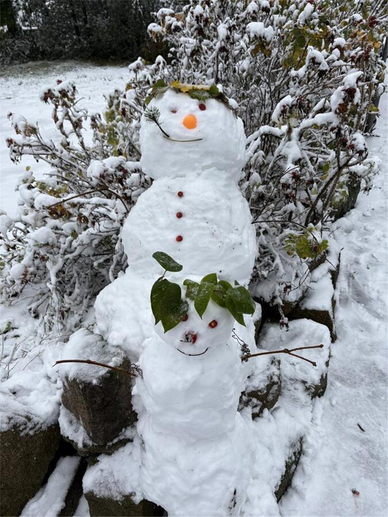 In Sankt Andreasberg hat die gefallene Schneemenge für die ersten Schneemänner g...