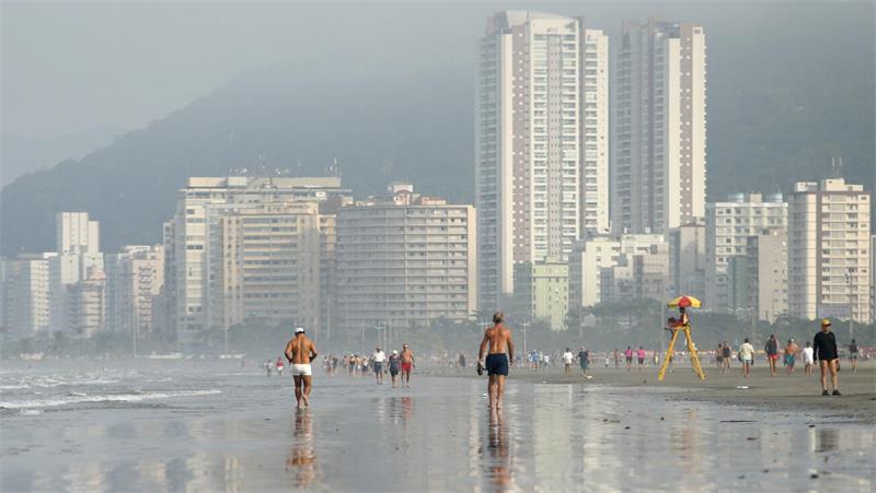 In Santos hat Maria Bakhov den Strand quasi direkt vor der Tür.