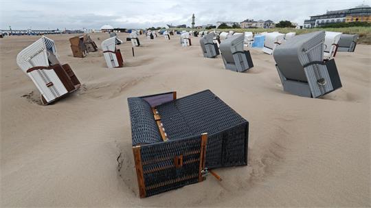 In Schieflage: Stürmisches Wetter an der Ostsee