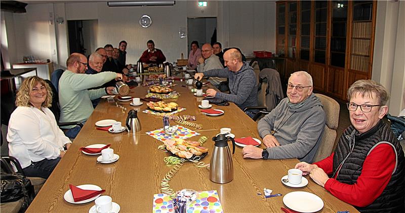 30 Talismane für die Arbeitskollegen In Schladen finden sich die Verkäuferinnen und Verkäufer der GZ-Glücksschweine nach getaner Arbeit zu einem Imbiss im Rathaus zusammen. Bei Kaffee und Brötchen lassen sie den Vormittag Revue passieren.
