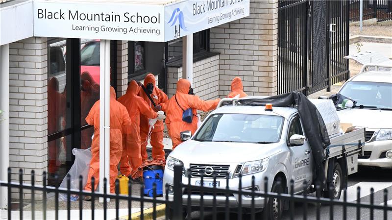 In Schutzanzügen wurden die Schulen gesäubert und der Sand entsorgt.