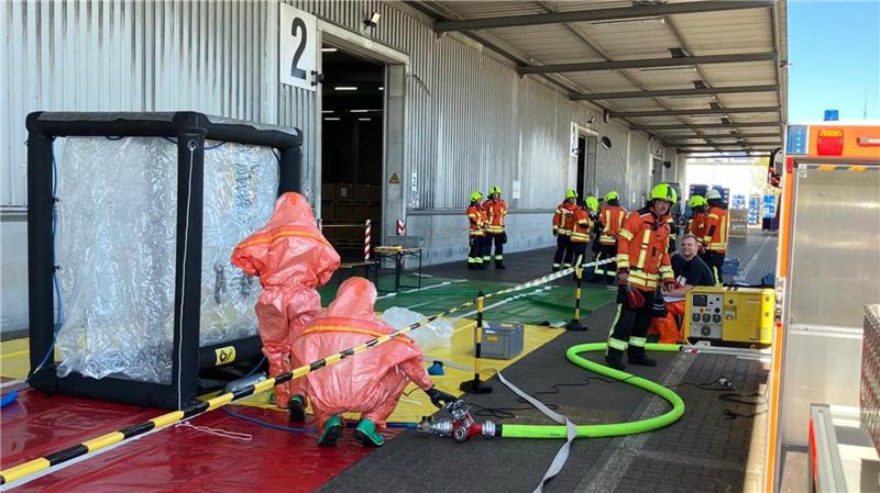 In Schutzausrüstung verhinderte die Feuerwehr das Auslaufen eines Gefahrgutbehälters.  
