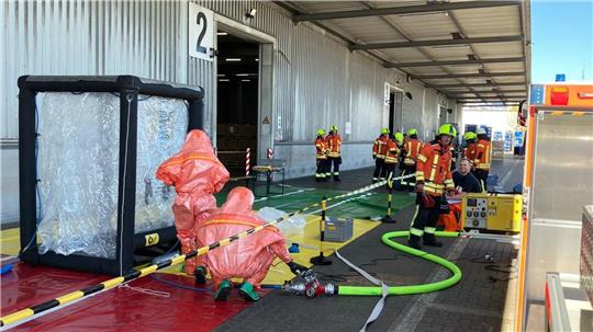 In Schutzausrüstung verhinderte die Feuerwehr das Auslaufen eines Gefahrgutbehälters.  