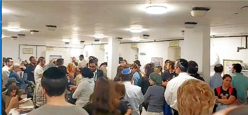 Wie der Goslarer Frank Rocco den Krieg in Israel erlebt In Sicherheit: In Jerusalem sind Menschen in einen Bunker geflüchtet, unter ihnen befinden sich der Goslarer Frank Rocco und sein Bruder Marco Rocco, Diakon aus dem Bistum Limburg. Foto: Rocco/Privat