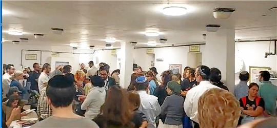 In Sicherheit: In Jerusalem sind Menschen in einen Bunker geflüchtet, unter ihnen befinden sich der Goslarer Frank Rocco und sein Bruder Marco Rocco, Diakon aus dem Bistum Limburg. Foto: Rocco/Privat