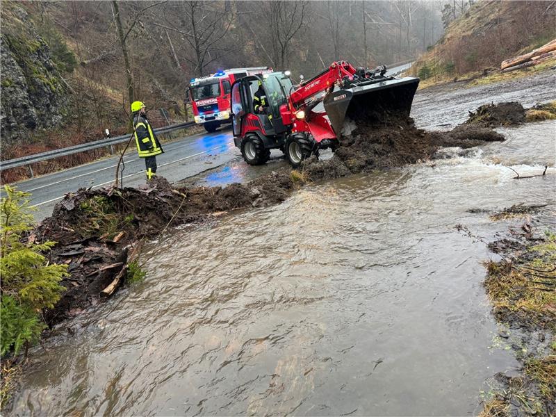 Feuerwehr Hohegeiß rettet 63-Jährigen aus überflutetem Keller In Silberhütte läuft die Sperrlutter auf die Landesstraße in Richtung Bad Lauterberg. Mithilfe eines Radladers bauen die Helfer einen kleinen Damm, der das verhindert. Foto: Feuerwehr