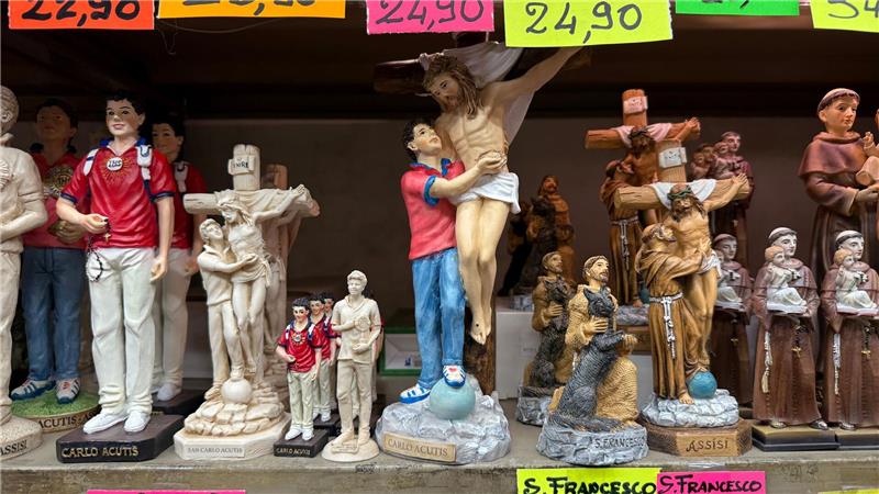 Der erste Internet-Heilige: Carlo Acutis In Souvenirshops werden Tonfiguren von Franz von Assisi und Carlo Acutis verkauft. (Foto: Archiv)