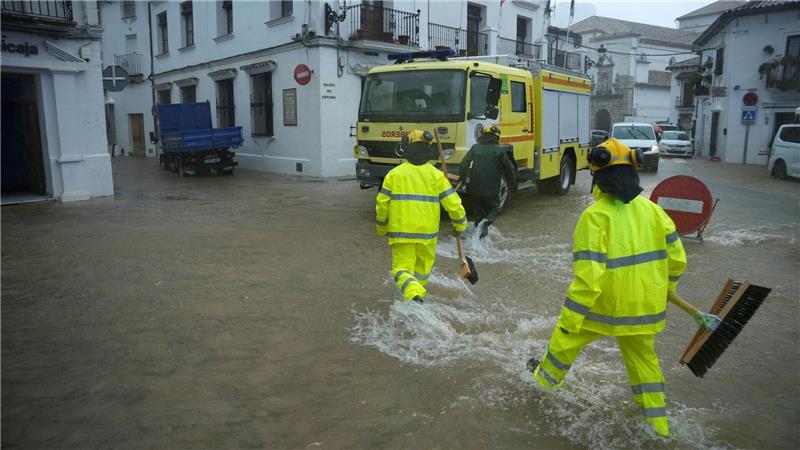 In Spanien ordneten die Behörden die vorsorgliche Evakuierung aller Bewohner der Kleinstadt Grazalema an. Dort hatte es so extrem stark geregnet, dass der Einsturz von Mauern und Erdrutsche bebürchtet wurden.