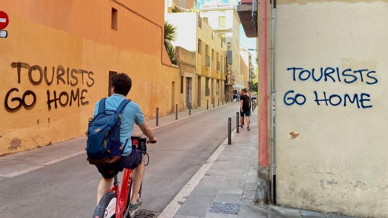 Barcelona will alle Ferienwohnungen abschaffen In Spanien steigt der Unmut gegenüber dem Massentourismus. In Barcelona wird die zunehmende Besucherzahl insbesondere für den Mangel an bezahlbarem Wohnraum verantwortlich gemacht.