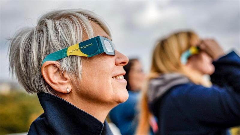 Spanien im Finsternis-Fieber: Balkonplätze für 700 Euro In Spanien wurden Hunderte offizielle Beobachtungsplätze für die Sonnenfinsternis am 12. August eingerichtet. Die Sonne steht dann ganz tief über dem Horizont und schon kleine Hügel, eine Baumgruppe oder ein Gebäude können den Spaß verderben.