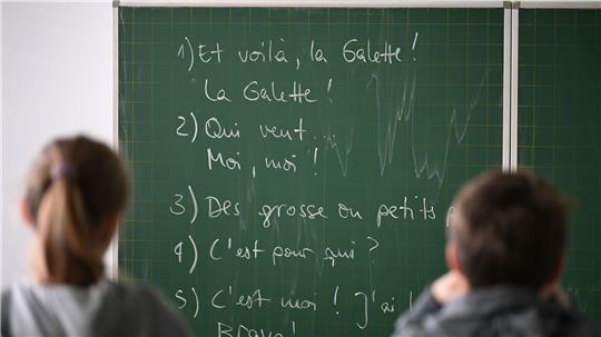 In Spanisch und Französisch wurden Anforderungen an die Schulkinder nach hinten verschoben. (Symbolbild)