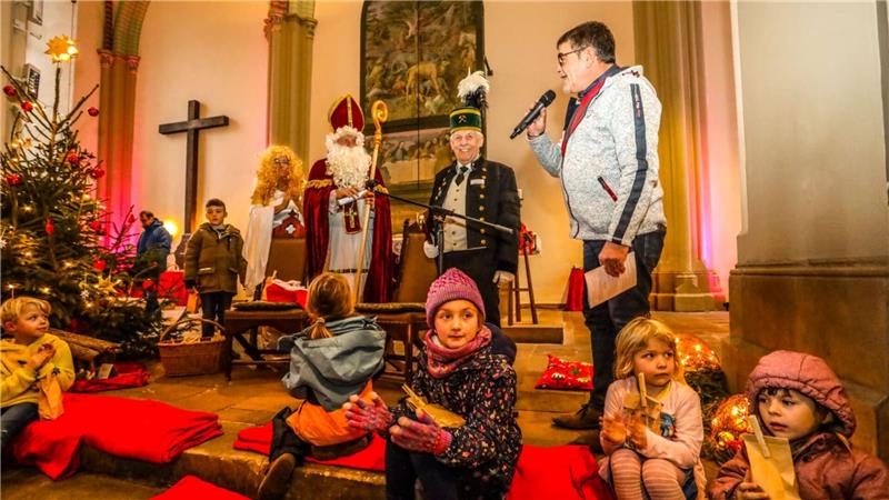 In St. Salvatoris kommt noch der „wahre“ Nikolaus: Der Bischof von Myra stattet dem „Oberharzer Adventszauber“ und Pfarrer Jör Uwe Pehle (rechts) einen Besuch ab. Begleitet wird er von einem Engel und von „Bergmann“ Udo Künstel.