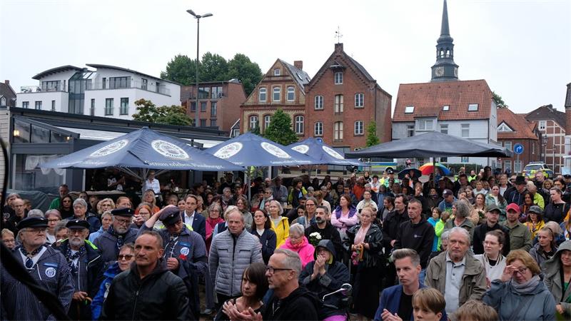 In Stade versammelten sich nach Angaben eines dpa-Reporters vor Ort rund 250 Menschen zu einem stillen Trauermarsch. 