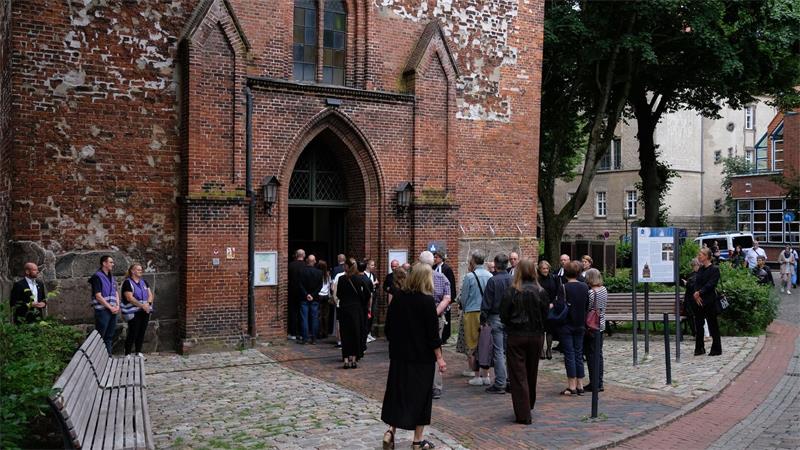 Stade trauert: Gedenkgottesdienst nach tödlicher Tat In Stade werden der sechs Opfer gedacht, die am Montag erschossen wurden.