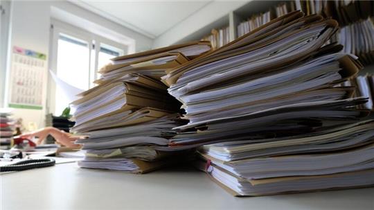 In Stadtverwaltungen wie in Hildesheim soll KI bei der Digitalisierung des Papieraktenbestands helfen. (Archivbild)