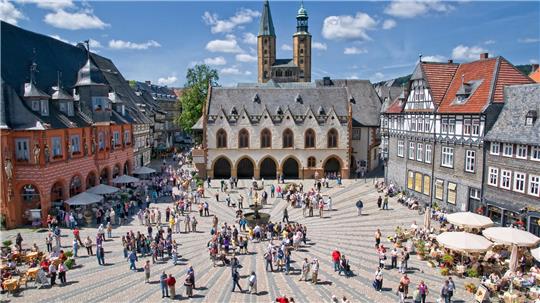 In Städten wie Goslar halten sich viele Urlauber auf. Der Tourismus ist ein wichtiger Wirtschaftszweig für den Harz.
