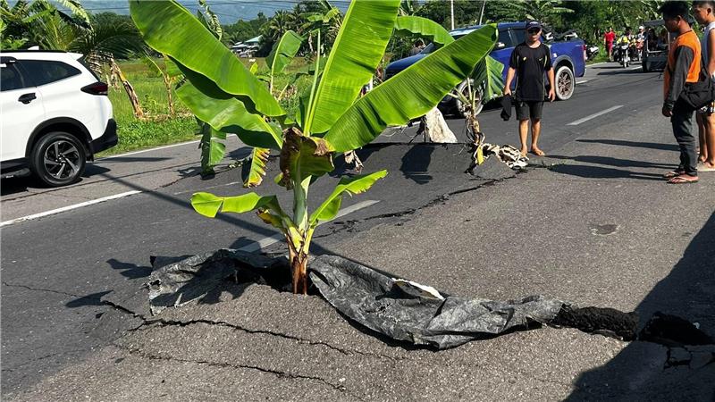 Beben auf Philippinen: Zahl der Toten und Verletzten steigt In Straßen taten sich große Risse auf.