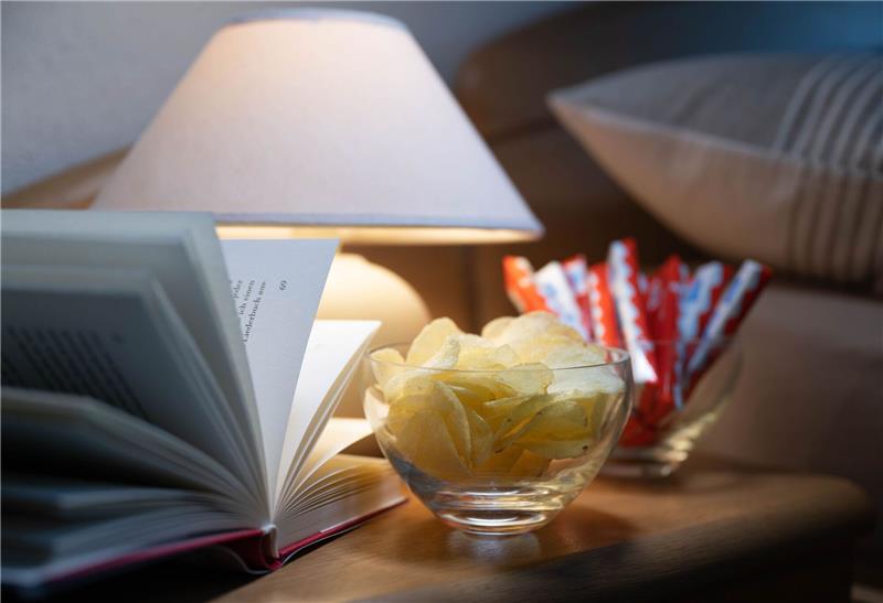 Warum Dauerstress dick machen kann In Stresssituationen sind Schokolade oder Chips oft sehr verlockend.