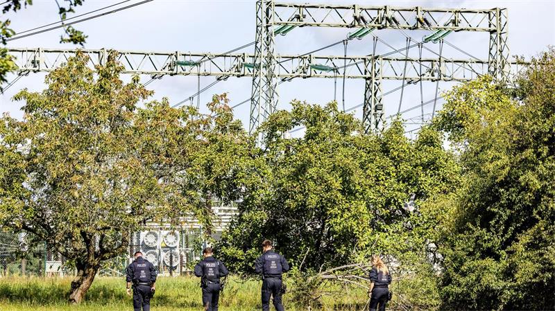 In Südbrandenburg durchkämmen Polizisten die Umgebung des Umspannwerks. 