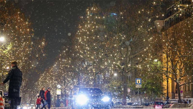 Sven Regeners neuer Roman: Herr Lehmann ist wieder da In Sven Regeners neuem Roman „Frankie und Freddie“ glitzert es am Ku’damm nur so wegen der Weihnachtsbeleuchtung. (Archivfoto)