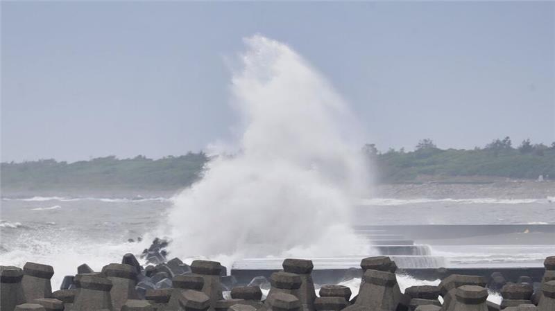 „Winde wie ein Erdbeben“: Supertaifun Krathon tobt in Asien In Taiwan wird der Taifun an der Küste im Südwesten erwartet.