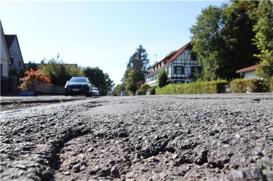 In Teilen ähnelt die Fahrbahndecke der L 515 im Bereich der Harzstraße einer grobporigen Mondlandschaft.  Foto: Neddermeier