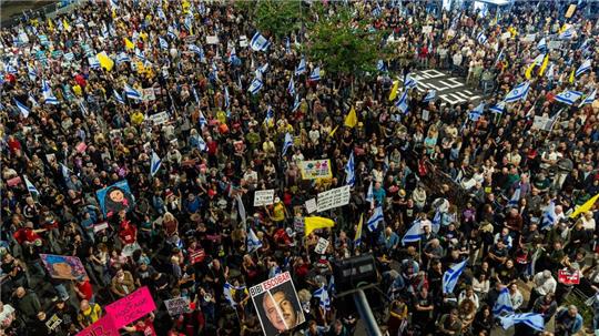 In Tel Aviv demonstrierten wieder hunderte Menschen für ein Abkommen zur Geisel-Freilassung.
