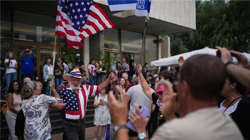 Bilder des Tages In Tel Aviv tanzen Menschen auf der Straße, weil sich Israel und die terroristische Hamas auf die erste Phase eines Friedensplans geeinigt haben.