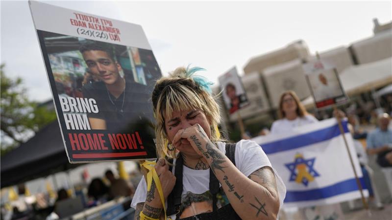 Hamas lässt US-israelische Geisel frei In Tel Aviv versammelten sich Menschen, um die Freilassung gemeinsam zu verfolgen.