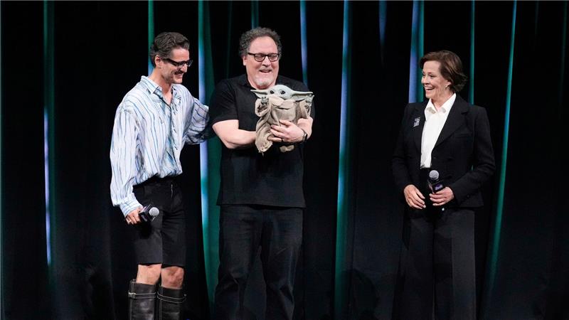 In „The Mandalorian and Grogu“ kümmert sich Pascal (links) als Kopfgeldjäger Din Djarin rührend um das knuffige, kleine Wesen Grogu mit den großen Ohren. (Archivbild)