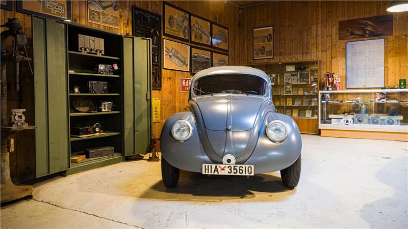Ältester VW Käfer der Welt fährt wieder In Traugott Grundmanns Ausstellung hat das Auto einen besonderen Platz.