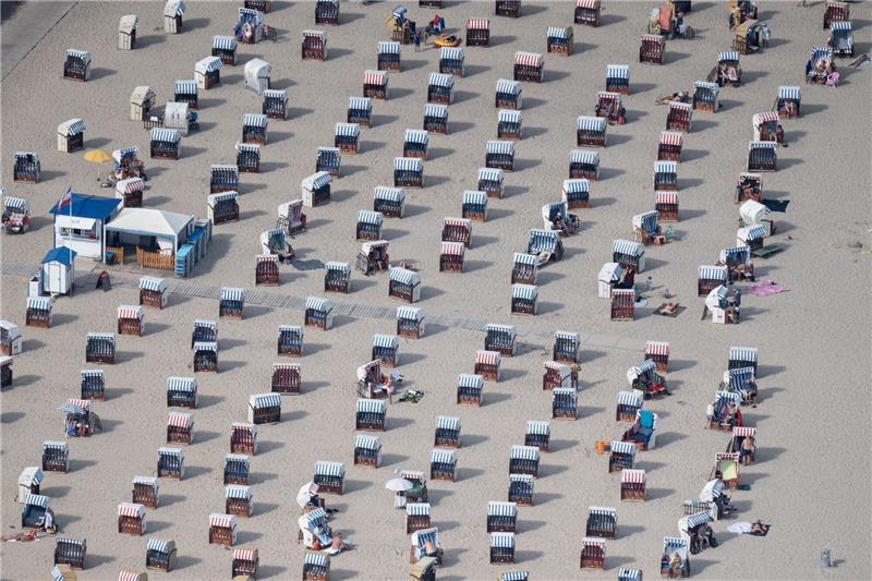 In Travemünde stehen Strandkörbe für Besucher bereit.